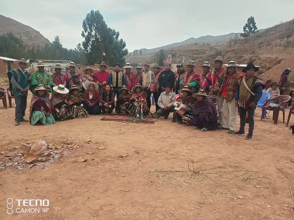 utoridades y beneficiarios en el inicio de obra en bolivar