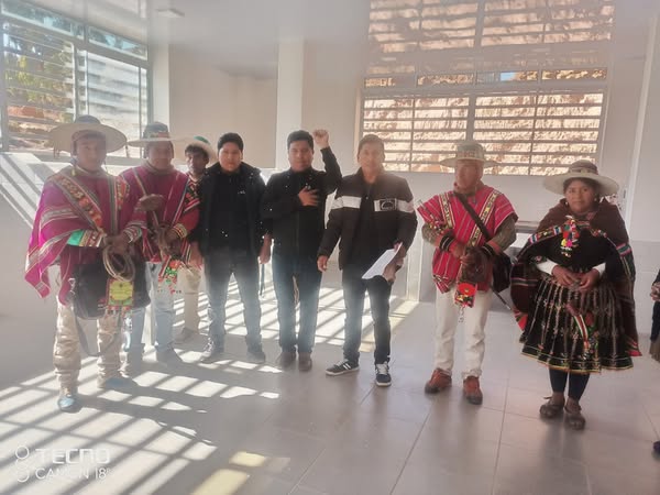 utoridades y beneficiarios en la entrega del mercado