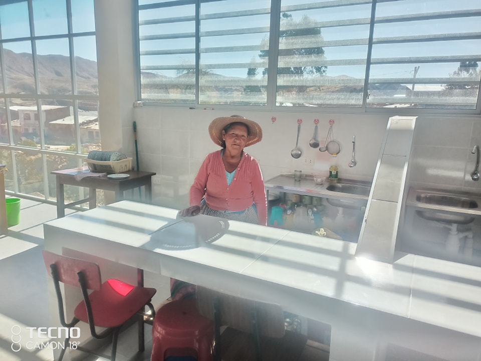 interior del mercado municipal con puestos comerciales