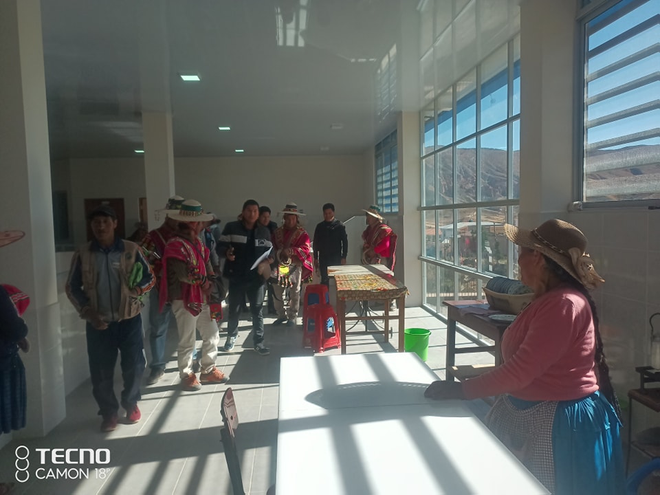 fachada del Mercado Municipal de Bolívar con gente