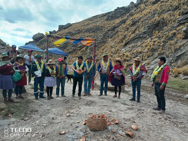 Comunidad Huallta-Huacha en acto de inauguración del puente