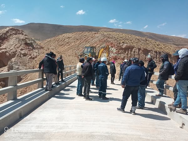 beneficiarios recorriendo el nuevo puente vehicular en Bolívar