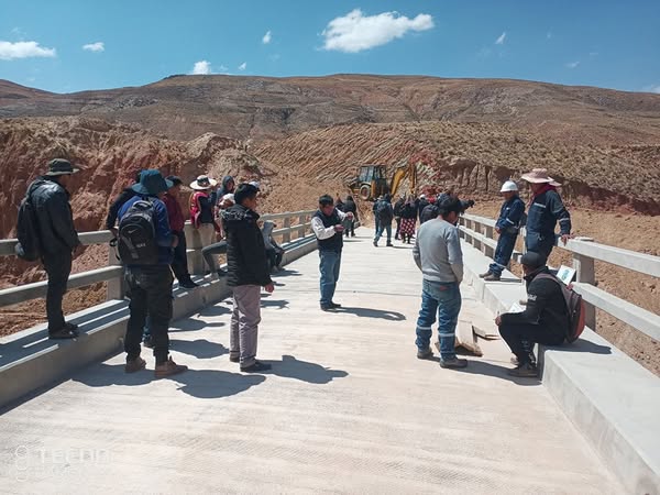 autoridades en la entrega del Puente Vehicular Chivirapi