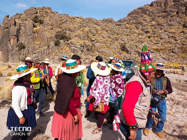 Autoridades presentes en la inauguración de represa Vilapampa