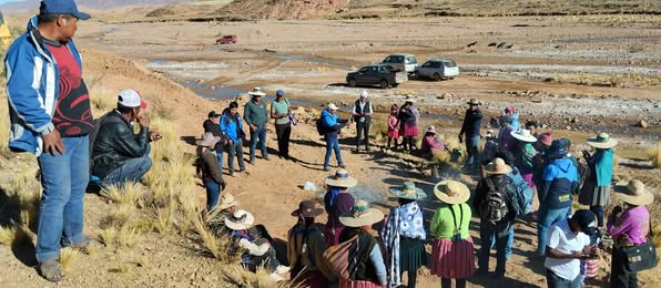 Autoridades en la apertura del camino Chivirapi