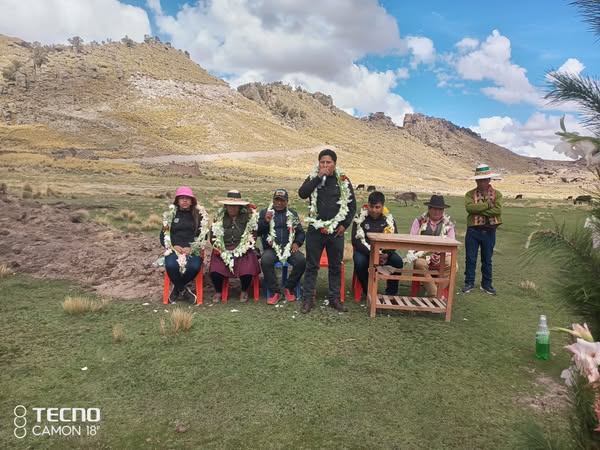 Beneficiarios y autoridades en entrega de camino en bolivar