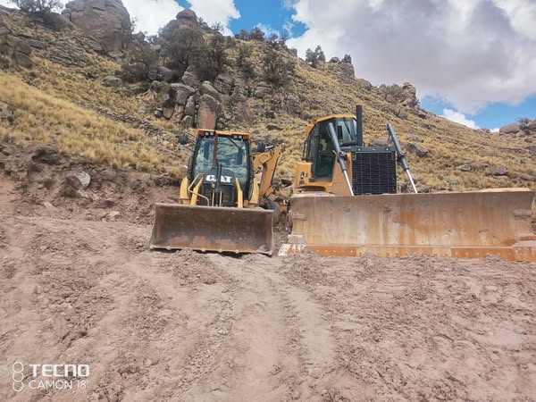 Maquinaria trabajando en camino vecinal en bolivar