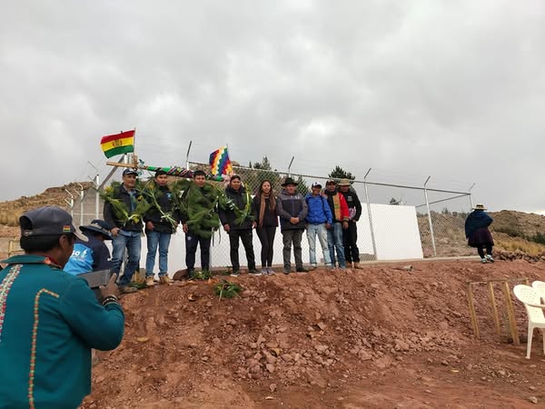AAutoridades durante la entrega del sistema de riego en bolivar